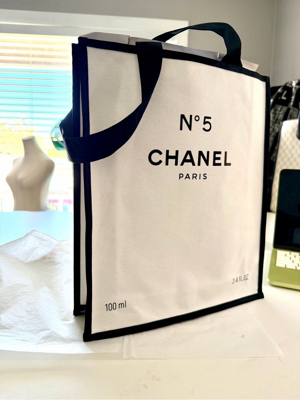 Perfume gift tote CHANEL White and Black Tote Bag - N°5 Paris